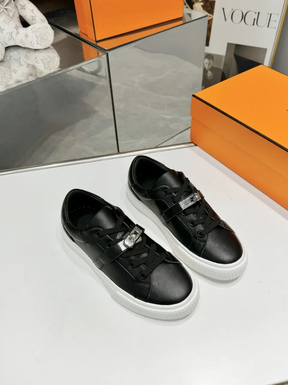 Men's Men's Shoes💰620❤️❤️❤️HERMES 2021 latest Kelly buckle white sneakers are online! The highest version on the market! Purchasing level quality! The H family rarely produces flat casual shoes, and they are styled with classic palladium-plated Kelly shoe buckles! Create a fashionable urban look that perfectly embodies the noble and elegant style of Hermès! Material selection: Fabric imported cowhide, lining + foot pads imported sheepskin, original molded TPU outsole, heavy gold molded kelly buckle full of texture Size: Female: 35-41 (41 is not returnable) Male: 39-45 (45 is not returnable)